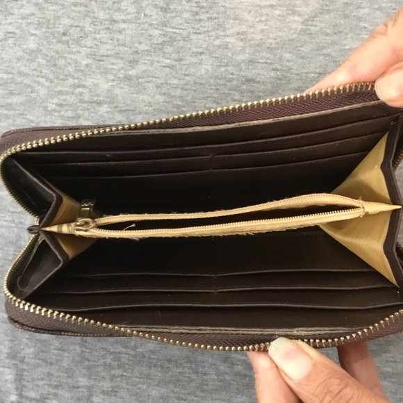 Michael Kors Logo Wallet - Picture 2 of 2